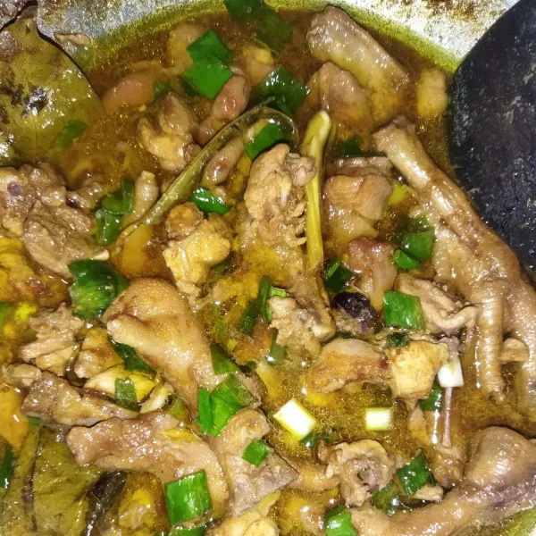 Masak hingga daging ayam empuk dan meresap, lalu masukkan potongan daun bawang, aduk rata, matikan api.