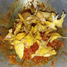 Kemudian masukkan ikan asin yang sudah digoreng.