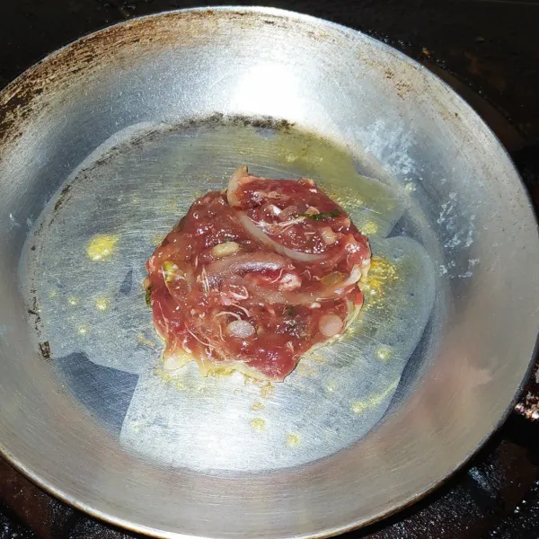 Siapkan teflon, panaskan secukupnya mentega lalu panggang adonan, jangan dibalik sebelum bawah matang.