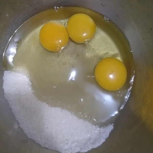 Membuat vanila cake : campurkan telur gula dan sp