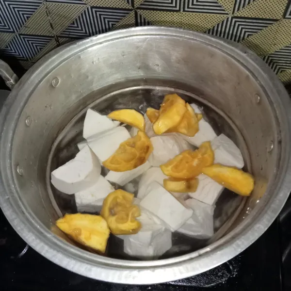 Rebus singkong, terong asam dan air.