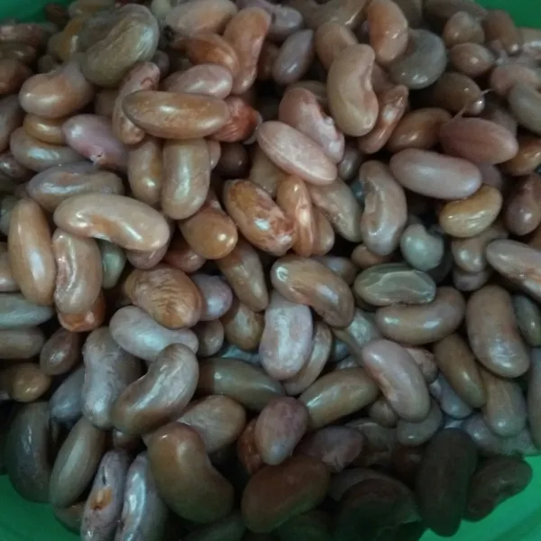 Rendam kacang merah, 4 jam, lalu rebus hingga setengah empuk.