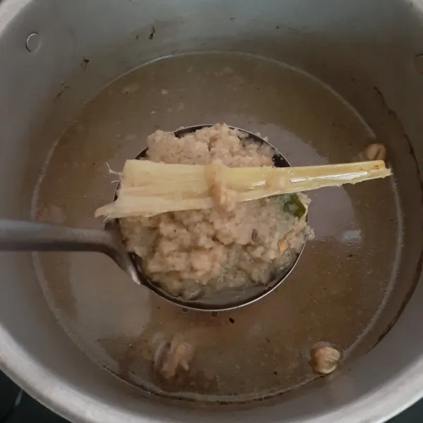 Masukkan tumisan bumbu ke kaldu ayam. Didihkan kembali dan koreksi rasa