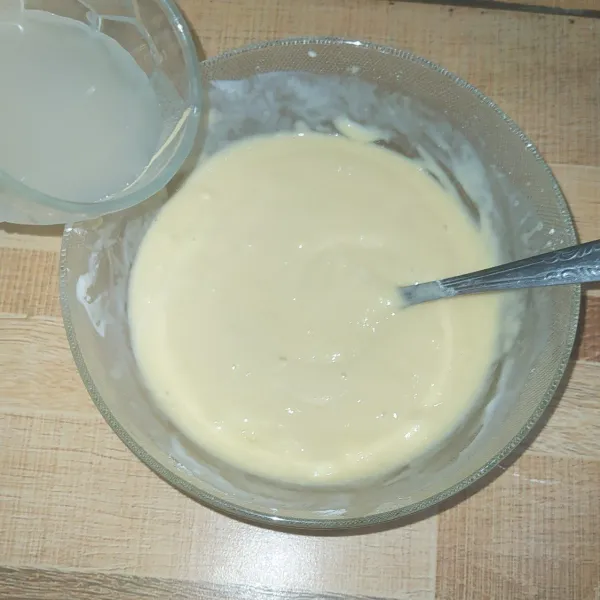 Kocok telur dan gula sampai mengembang lalu masukkan bahan biang sambil terus dikocok, masukkan terigu, maizena, air, dan susu bergantian sampai merata.