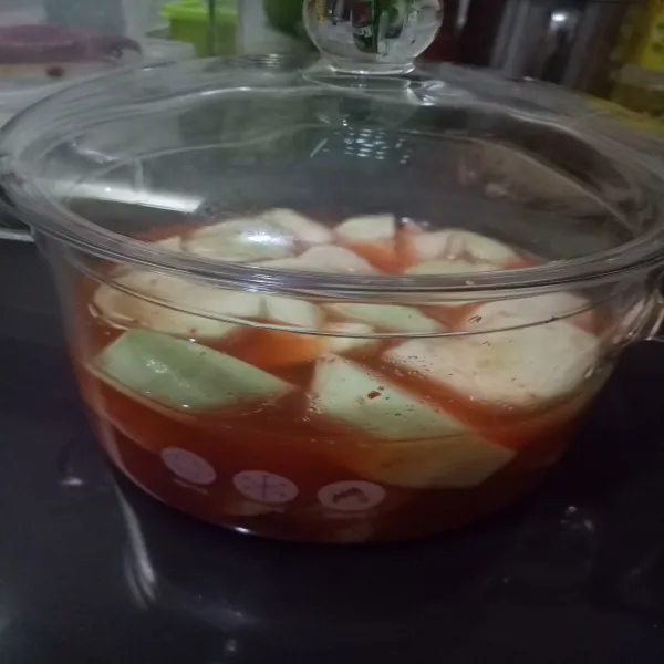Masukkan buah-buahan dan biarkan meresap. Masukkan kulkas 3-5 jam dan akan lebih nikmat disantap saat dingin.