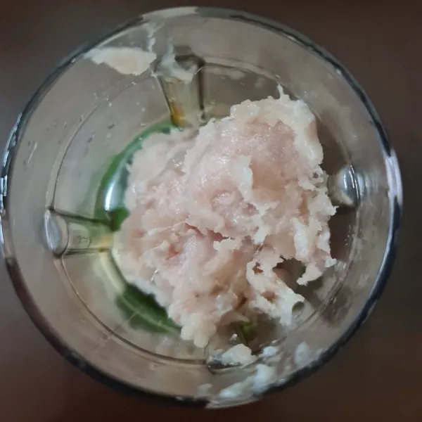 Masukkan air es, bawang putih, garam dan tenggiri.