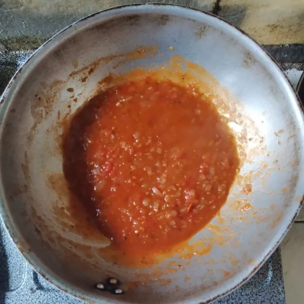 Masukkan tomat rebus, kemudian hancurkan dengan spatula, masukkan bumbu-bumbu dan air, masak dalam api kecil hingga mengental, biarkan dingin