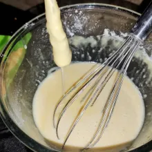 Aduk rata semua bahan basah menggunakan whisk sehingga tidak ada yang menggerindil lalu celupkan udang yang telah dibalur dengan terigu kering.