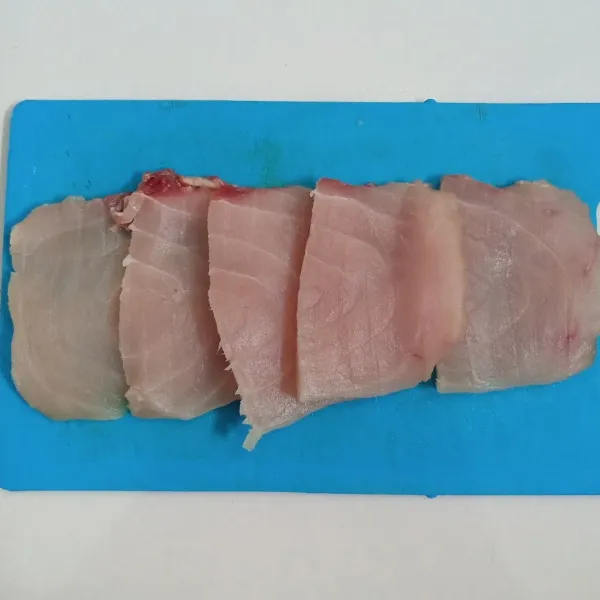 Siapkan daging ikan marlin. Kemudian iris.