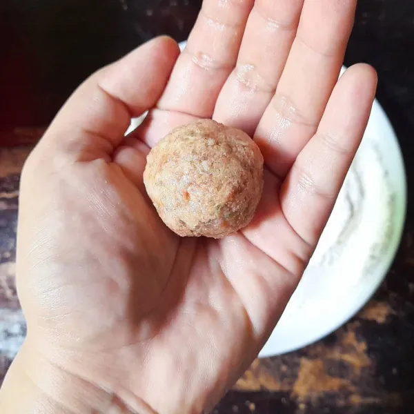Bulat-bulatkan meatballs dengan ukuran sesuai selera. Bila suka bisa digulingkan pada tepung terigu setelah dibulatkan.