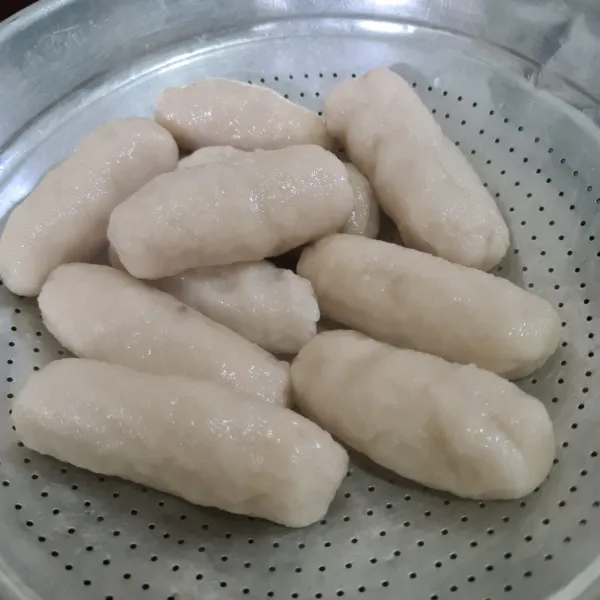 Angkat pempek jika sudah matang lalu tiriskan. Goreng sebentar jika akan disajikan.