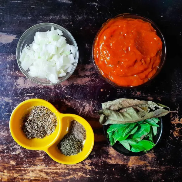 Persiapkan bahan saus, tambahkan butter atau minyak di wajan bekas memanggang meatballs. Tumis bawang bombay sampai harum, masukan saus kemudian aneka rempah.