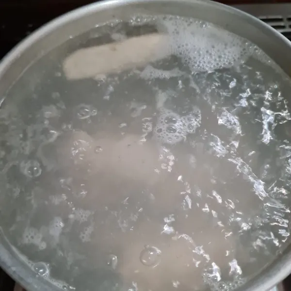 Rebus air hingga mendidih, masukkan pempek. Biarkan hingga mengambang menandakan pempek sudah matang.