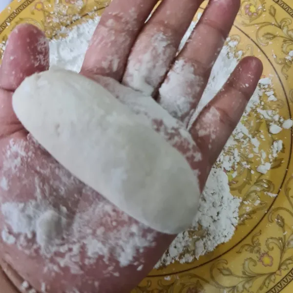 Lumuri tangan dengan tepung sagu lalu bentuk lonjong pempek. Lakukan hingga adonan habis.