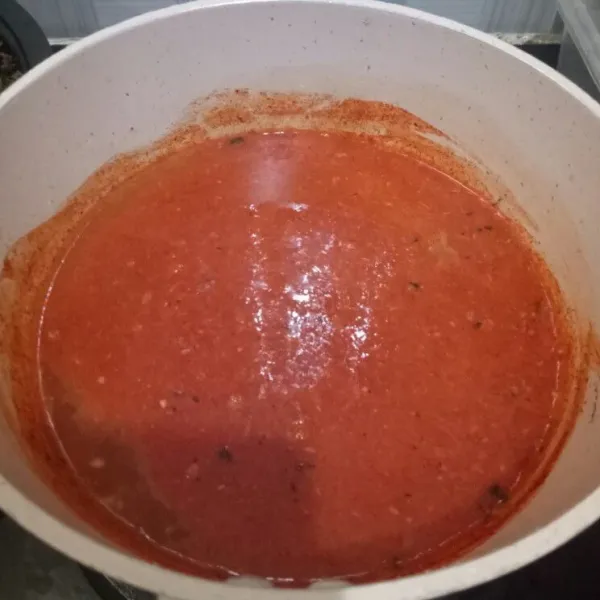 Masukkan gula, garam, terasi bakar dan air jeruk nipis. Aduk merata dan cicipi sampai rasanya pas. Masak lagi dengan api kecil sekitar 3-5 menit.