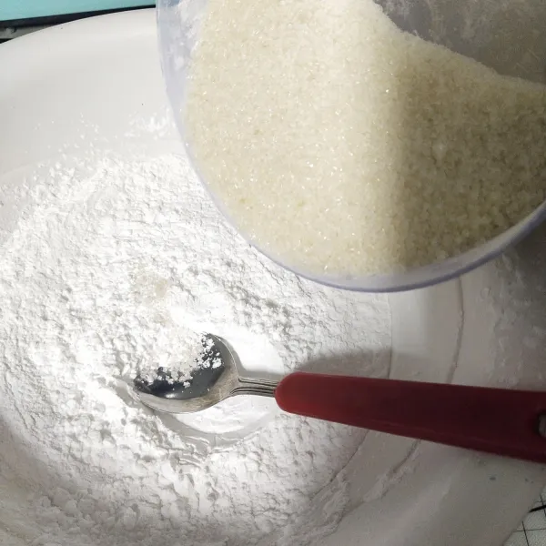 Kemudian masukkan adonan seperti tepung beras dan tapioka dan gula pasir