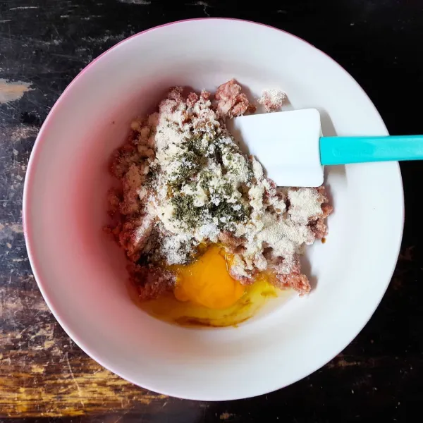 Campurkan semua bahan meatballs, uleni sampai semua tercampur rata.