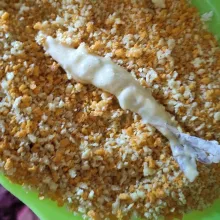 Lalu gulingkan udang pada tepung panir hingga rata.