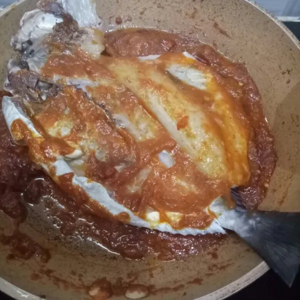 Celupkan ikan di bumbu secara merata bagian dalam dan luar ikan.