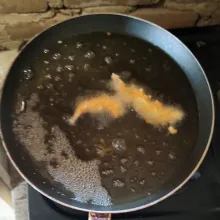 Goreng dengan api sedang hingga kecoklatan angkat dan tiriskan.
