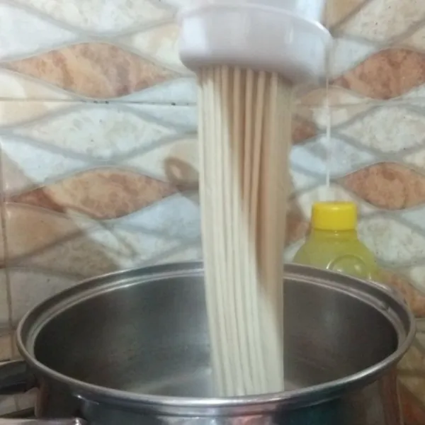Didihkan air, beri 2 sendok makan minyak goreng. Setelah mendidih putar noodle maker di atas panci berisi air, setelah adonan di noodle maler habis, celupkan cetakan noodle maker (hingga bagian yang ada mienya terendam ke dalam panci, angkat lalu gunting adonan mienya agar terlepas dari cetakan.