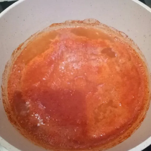 Didihkan air lalu masukkan cabai halus (blender). Biarkan sekitar 3 menit sampai langu cabai hilang.