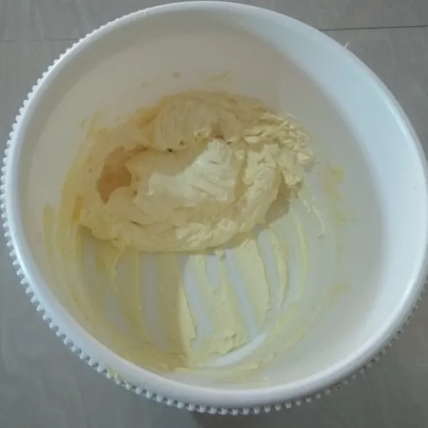 Mixer margarin hingga lembut, mengembang dan pucat.