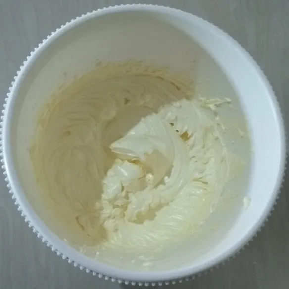 Mixer lagi adonan buttercream hingga tercampur rata. Buttercream siap digunakan / diaplikasikan di kue.