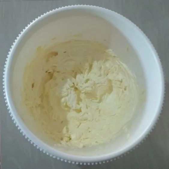 Mixer gula tepung hingga adonan mengembang.