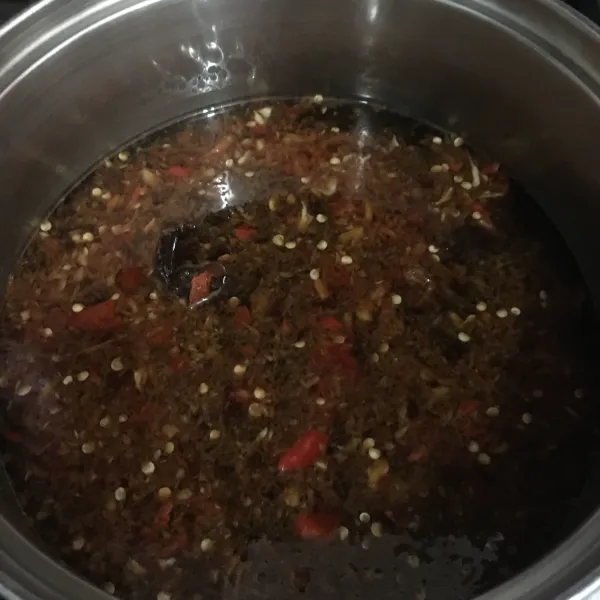 Masukkan air ke dalam panci lalu tambahkan bumbu halus, asam dan gula aren. Masak hingga mendidih lalu saring.