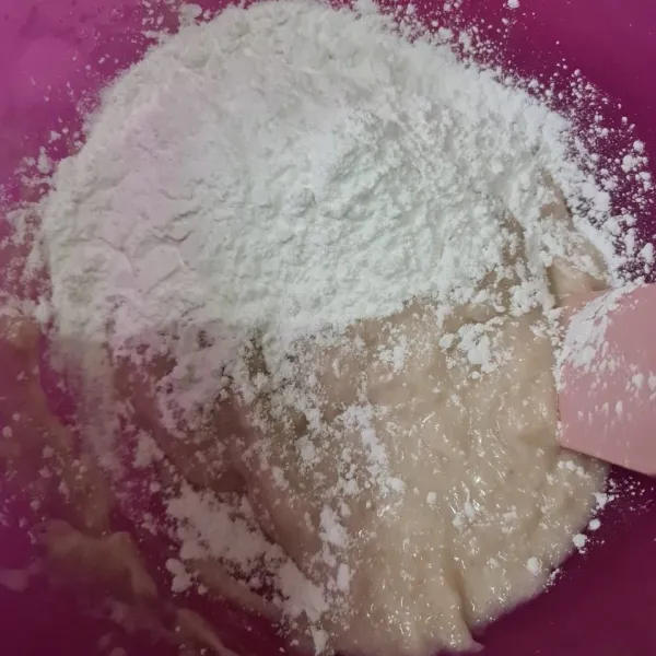 Masukkan tepung sagu sedikit demi sedikit.