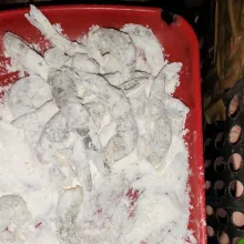 Balurkan udang pada terigu kering.