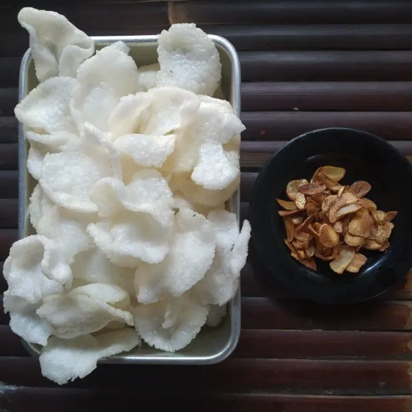 Goreng kerupuk dan bawang putih hingga matang.