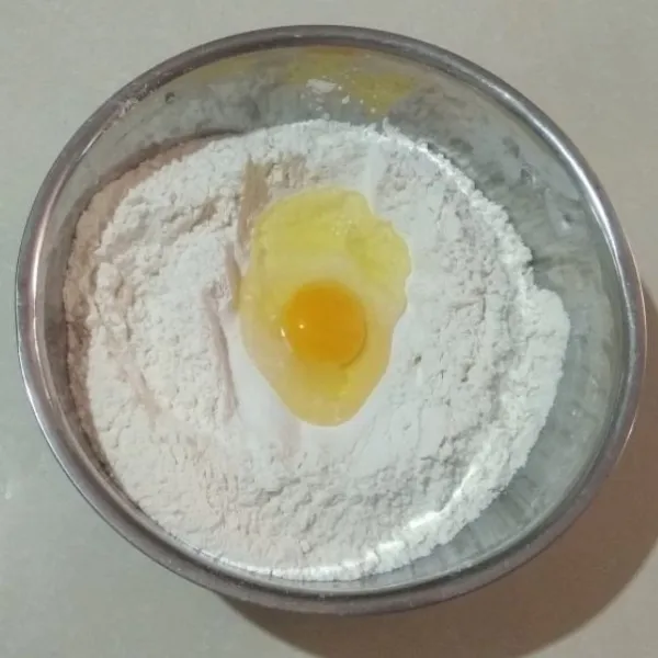 Dalam wadah tuang terigu, tapioka dan telur. Aduk hingga tercampur rata.