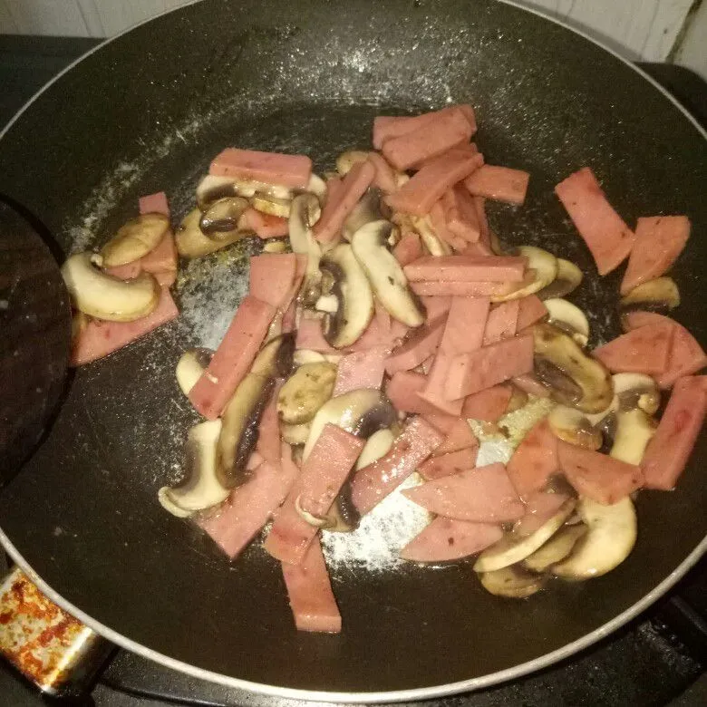 Step 4 Smoked Beef Pizza & Mushroom