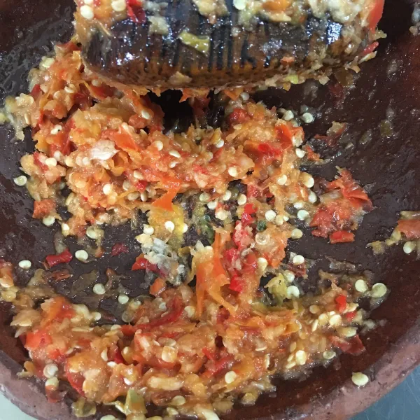 Untuk kuah cuko : haluskan cabe, bawang putih, garam dan kaldu jamur.