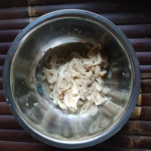Suwir-suwir jamur tiram, beri garam dan remas agar kandungan airnya keluar.
