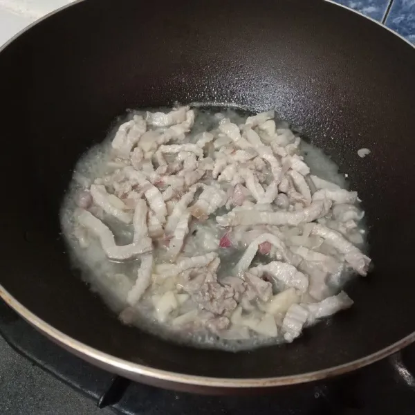 Kemudian tuang secukupnya air. Tutup pancinya agar daging lebih cepat empuk.