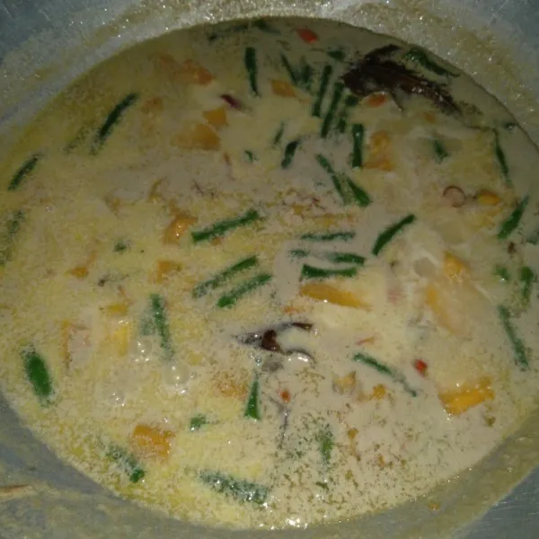 Setelah hampir matang masukkan santan kental. Masak hingga santan kembali mendidih.