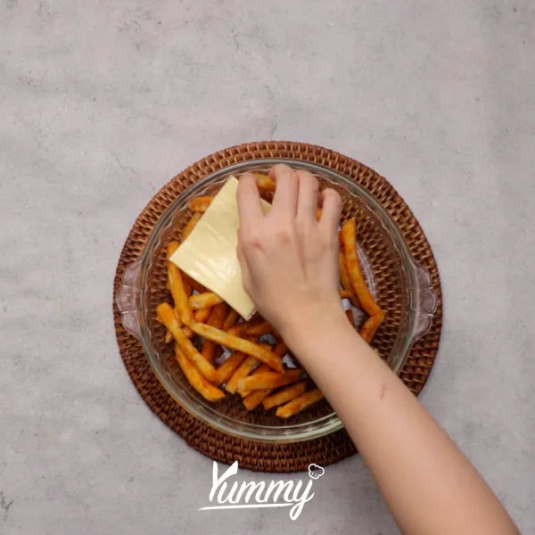 Tambahkan keju lembaran di atasnya.