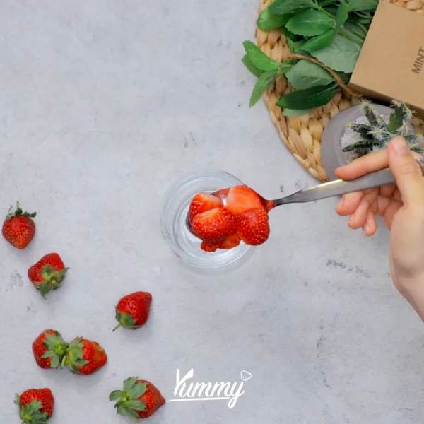 Masukkan sebagian strawberry dalam wadah, tambahkan daun mint dan air jeruk nipis, hancur-hancurkan menggunakan garpu.