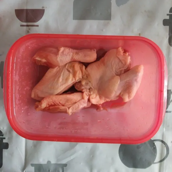 Siapkan ayam lalu cuci bersih.
