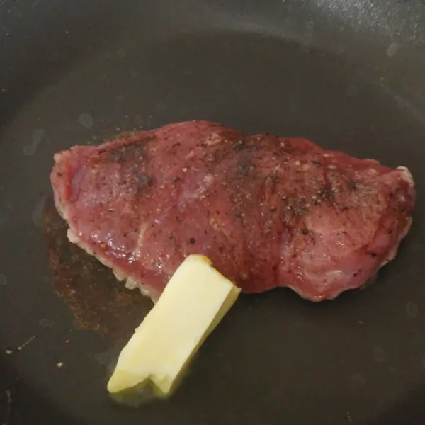 Panaskan teflon, panggang daging dan beri butter masak dengan api kecil