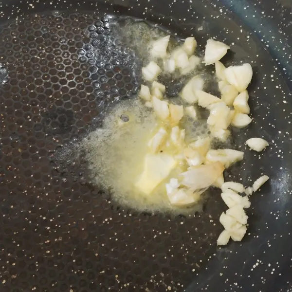 Di wadah terpisah, panaskan butter lalu tumis bawang putih hingga wangi dan matang