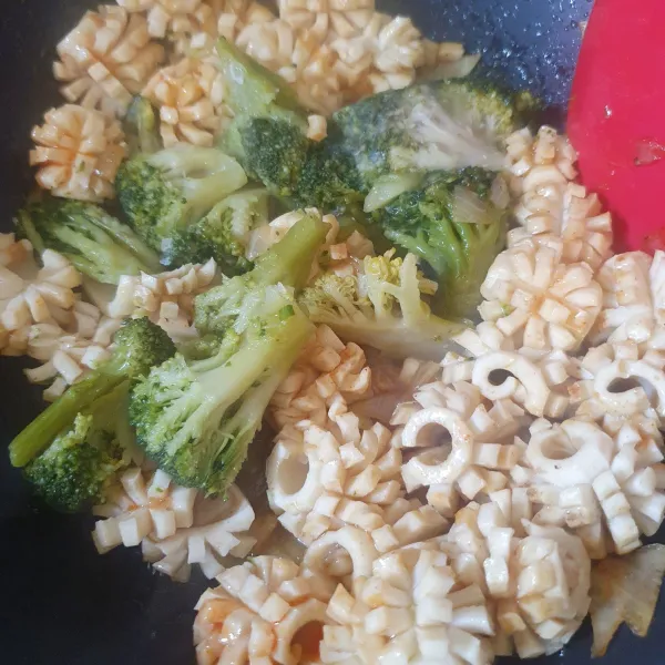 Masukkan brokoli, masak hingga matang.