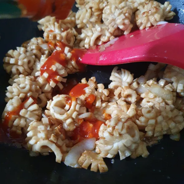 Tambahkan semua saus, aduk. Koreksi rasa.