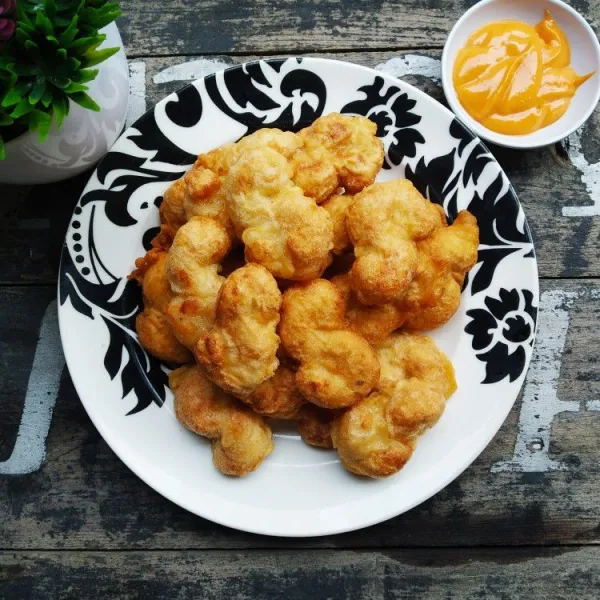 Sajikan nugget hangat bersama saus cocolan.