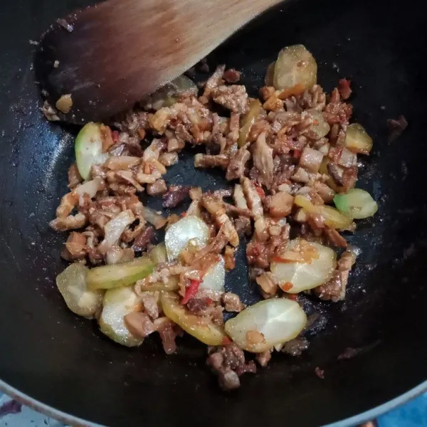 Terakhir masukkan irisan belimbing wuluh. Aduk sesaat, kemudian angkat. Sajikan.