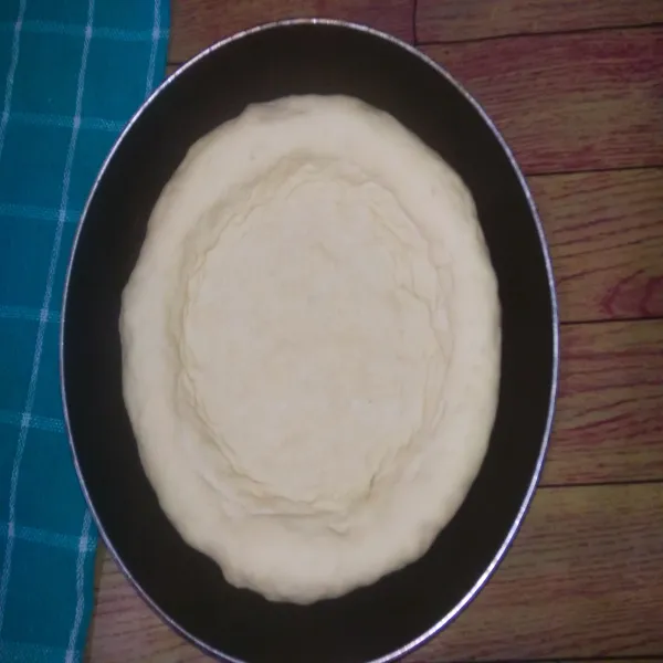 Siapkan teflon anti lengket, olesi tipis minyak goreng terlebih dahulu. Kemudian ambil adonan spaghetti dan pipihkan dalam teflon, mengikuti bentuk teflon atau bisa dilihat pada gambar ya.