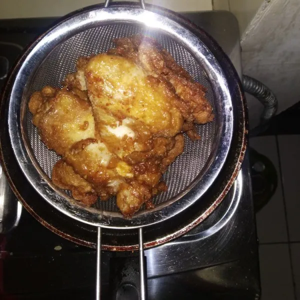 Angkat dan tiriskan ayam lalu sajikan.